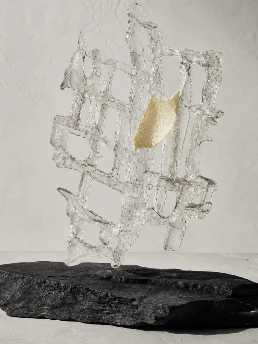 Abstrakte Materialstudie aus Glas, Eis und schwarzem Basalt